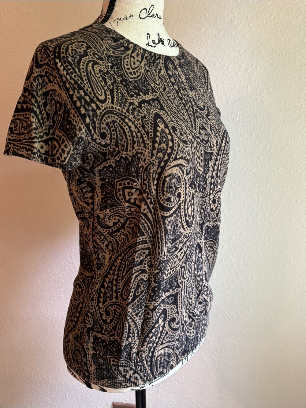 Chaps Paisley Short-Sleeve Sweater Tee in Black & Gold Size L